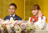 婚約指輪をお披露目=来年1月29日結婚を発表した(左から)長友佑都、平愛梨 (C)ORICON NewS inc. 