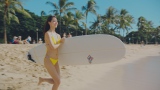 ハワイでのサーフィンを楽しむすみれ=スポーツ ビューティ新CM『スポーツでも。タウンでも。』篇より 