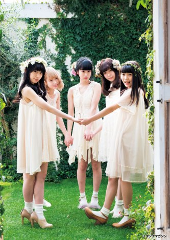 アイドルグループ まねきケチャ 白ワンピースで 天使 のような麗しさを発揮 Oricon News