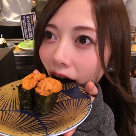お寿司にうれしそうな表情を見せた白石麻衣の“食べ石さん”カット（写真集公式ツイッターより） 