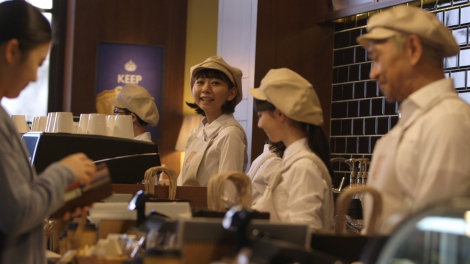 画像 写真 生駒里奈 Cmでカフェ店員に 松本人志と 複雑オーダー で奮闘 11枚目 Oricon News