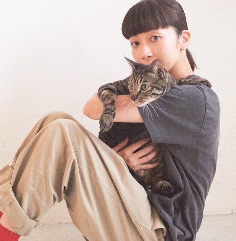 持田香織、愛猫リヴァイとの2ショット披露 出会いのきっかけや家庭での様子も紹介 | ORICON NEWS
