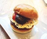 ���������A�����R���A�Ȃ߂�!? ���j�[�N�H�ނ����͂́uUMAMI BURGER�v���{�㗤 