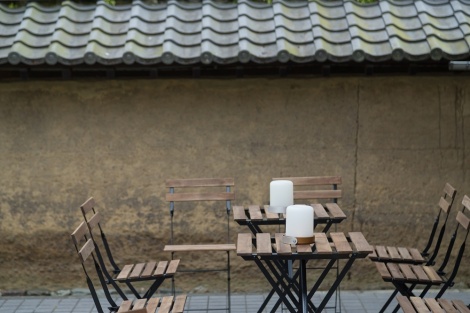 イケアの家具でコーディネートされた醍醐寺境内の「cafe sous le cerisier」 