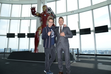 アイアンマンの前で記念撮影する（左から）ジェームズ・ガン監督、クリス・プラット 