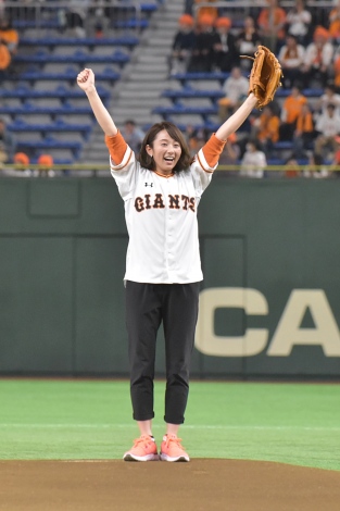 画像 写真 亀梨 始球式で渾身フルスイング 木村文乃の 運命の一球 捉える 2枚目 Oricon News
