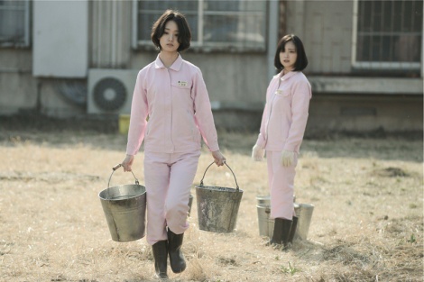 剛力彩芽（左）が主演するテレビ朝日系ドラマ『女囚セブン』より（C）テレビ朝日 