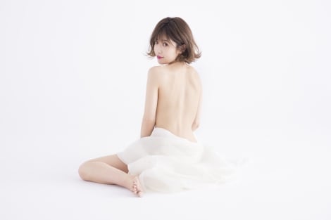 画像 写真 くみっきー 美背中を大胆披露 自然体の大人 を鮮やかに表現 2枚目 Oricon News