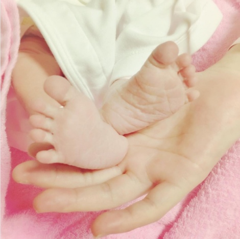 生まれたばかりの第1子との写真とともに出産を報告したYU-A（写真は本人インスタグラムより） 