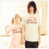 「JUST MARRIED」（新婚ほやほや）と書かれたペアルックTシャツを着て挙式報告した村田充＆神田沙也加（写真は村田充の公式ブログより） 