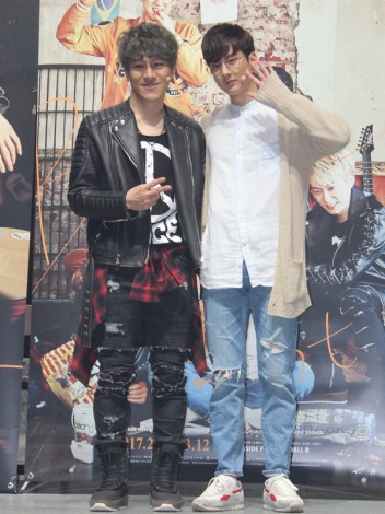 キム・ナムホとTEENTOP・チョンジ（右）。韓国ミュージカル『マイ・バケットリスト』の公開舞台稽古の様子 