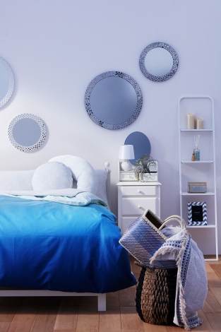 ベッドルームはホワイトとブルーで統一するのがリゾート風（Francfranc） 