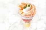 「J．S．PANCAKE CAFE」から桃丸ごと1個使ったプレミアムパフェが登場 