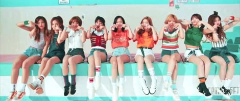 Twice 代表曲 Tt の日本語版mv解禁 カジュアル衣装でttポーズ Oricon News