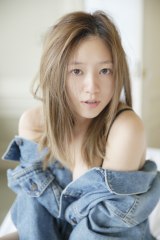 ��AAA�E�ɓ���W�A�ŐV�ʐ^�W�͔D�P�����������܂ŎB�e �\���͖{�C�̃X�b�s�� 