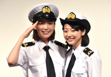 飯豊まりえ 武田玲奈 航海士の制服姿を褒め合い 脚細い 色白い Oricon News