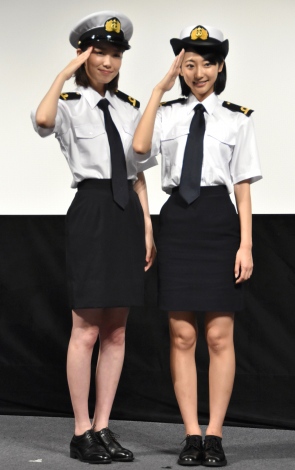 画像 写真 飯豊まりえ 武田玲奈 航海士の制服姿を褒め合い 脚細い 色白い 11枚目 Oricon News