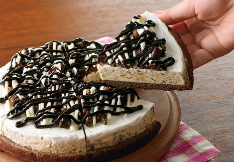 サムネイル まるでケーキのようなボリューム！『アイスクリームピザ（ダブルチョコレート）』（参考価格：2600円） 
