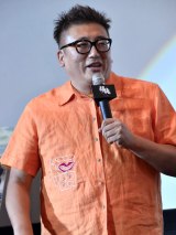 �f��w�⍰�x��q�b�g��畑�䂠�����ɐ��c���􂩂�v���[���g���ꂽ����V���c�𒅂ēo�d�������c�Y��ē� (C)ORICON NewS inc. 