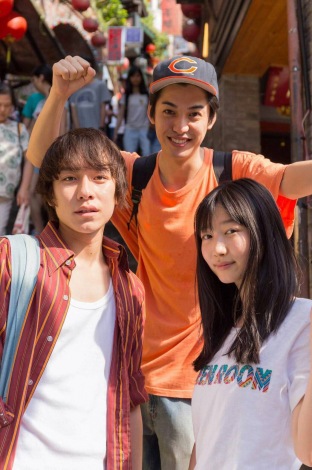 映画『台湾より愛をこめて』に出演する（左から）落合モトキ、大野拓朗、岡本夏美（C） ITOH COMPANY 
