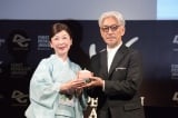 デジタルガレージ『ファーストペンギンアワード 2017』授賞式に出席した坂本龍一(右) 