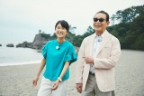 桂浜を歩くタモリと近江友里恵アナウンサー（C）NHK 