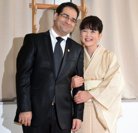 画像 写真 泰葉 イラン人男性と並んで婚約会見 感無量だわ と目頭押さえる 3枚目 Oricon News