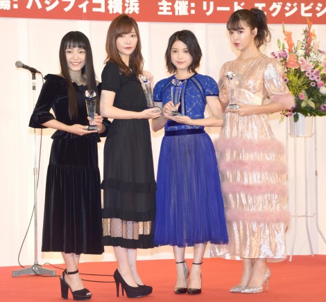 『第3回クリスマスジュエリープリンセス賞』を受賞した（左から）miwa、指原莉乃、川島海荷、藤田ニコル （C）ORICON NewS inc. 