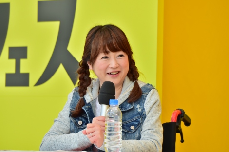 両足骨折の山瀬まみ 車イスでイベント登場 軽快トークで会場沸かす 自由でいいの Oricon News