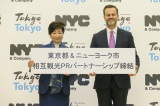 （写真左より）記者会見に登壇した小池百合子東京都知事とニューヨーク市観光局 プレジデント兼CEO フレッド・ディクソン氏 