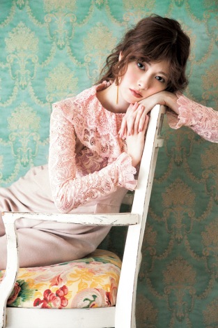 画像 写真 白石麻衣 甘美的ローズカラーを華麗にまとう ふんわりニットも着こなし 1枚目 Oricon News