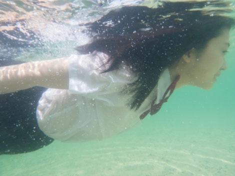 欅坂46 長濱ねる 制服姿で海を泳ぐ ダイナミックな 水中写真 公開 Oricon News