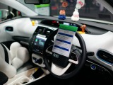 トヨタ・プリウスに搭載したLINEが開発したAIアシスタント「Clova（クローバ）」（第45回東京モーターショー2017にて） 
