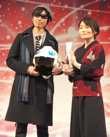 「LINEマンガ STAR WARSインディーズアワード2017」グランプリ授賞式に出席した（左から）勇夢将士さん、AOKIさん （C）ORICON NewS inc. 