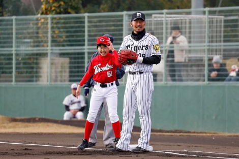 画像 写真 鈴木福 Withb を従えブルゾンちえみのコスプレ 野球の実力を披露 4枚目 Oricon News
