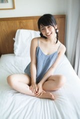 長濱ねる、三つ編みヘアでナチュラル笑顔 キュートなパジャマ姿で解放感たっぷり | ORICON NEWS