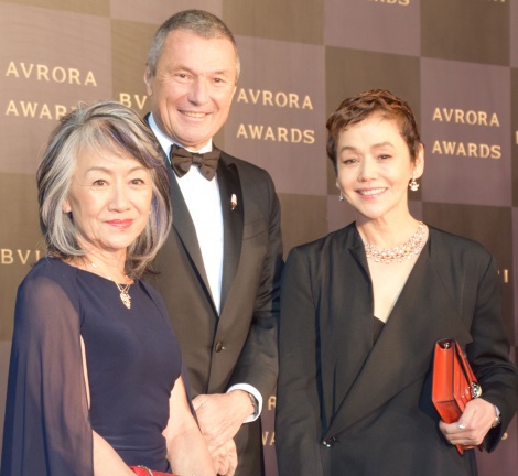 『BVLGARI AVRORA AWARDS 2017』ゴールデンカーペットセレモニーに登場した（左から）奈良橋陽子、ジャン・クリストフ・ババン氏、大竹しのぶ （C）ORICON NewS inc. 