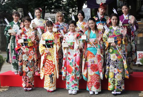 画像 写真 E Girls 全メンバー11人が晴れ着姿で初詣 萩花引退に夏
