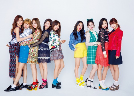 TWICE、美しさ輝く9人の個性 華やかなカラフルなコーディネイト披露