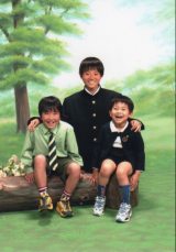 菅田将暉の父・菅生新がブログで公開した3兄弟ショット（将暉は上段） 