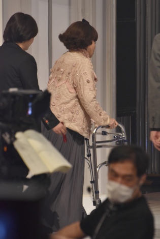 画像 写真 紅白リハ 黒柳徹子 歩行補助器でスイスイ移動 2枚目 Oricon News