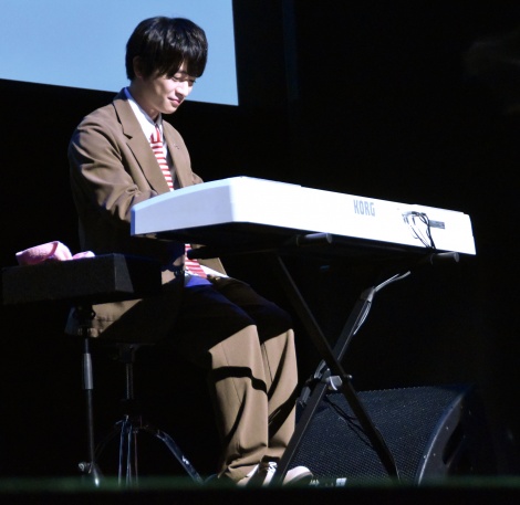 画像 写真 知念侑李 ピアノ生演奏に緊張 中川大志とセッション 目が合う度にキュンキュン 2枚目 Oricon News
