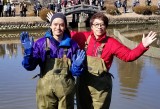 3月11日放送、『緊急SOS！池の水ぜんぶ抜く大作戦7』俳優の池松壮亮（左）が初参戦（C）テレビ東京 