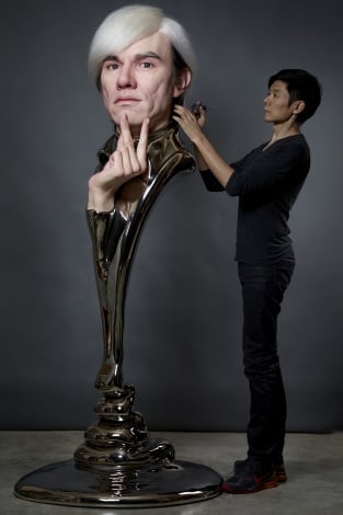 アンディ・ウォーホールの彫像と辻一弘氏 