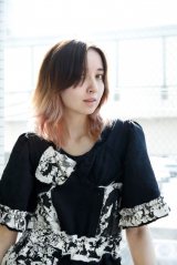 ���f��&�f�U�C�i�[ikumi�A�p����2�x�ڂ̃t�@�b�V�����V���[�ɒ��� 