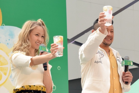 『レモンサワーフェスティバル 2018 IN 東京』乾杯セレモニーに出席した（左から）Dream Ami 、ケンドーコバヤシ （C）ORICON NewS inc. 