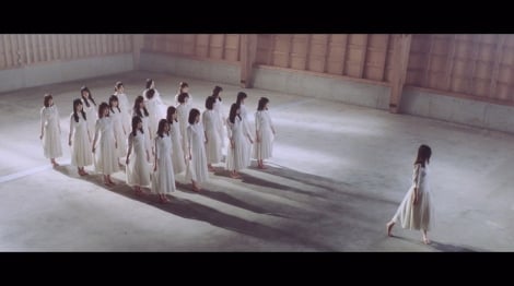 乃木坂46の20thシングル「シンクロニシティ」MVより 
