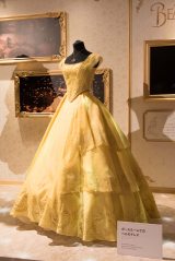 『美女と野獣』（2017 年）ボールルームでのベルのドレス（C）Disney 