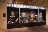 ウォルト・ディズニー・アーカイブスのロビーにある巨大なショーケースを再現（C）Disney 