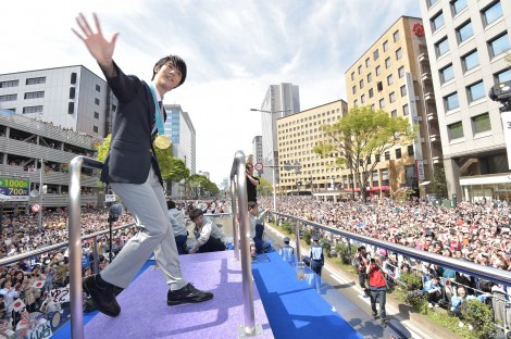 画像・写真 | 羽生結弦選手、地元仙台でパレード SEIMEIポーズに10万